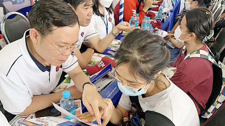 Thí sinh tìm hiểu thông tin tuyển sinh các ngành học của Trường ĐH Khoa học xã hội và Nhân văn (ĐH Quốc gia TP.HCM) tại ngày hội tư vấn tuyển sinh - hướng nghiệp 2023 - Ảnh: TRẦN HUỲNH