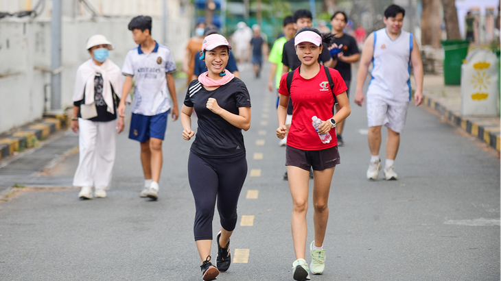 Vận động thường xuyên là một trong những cách giúp làm giảm cân - Ảnh: QUANG ĐỊNH