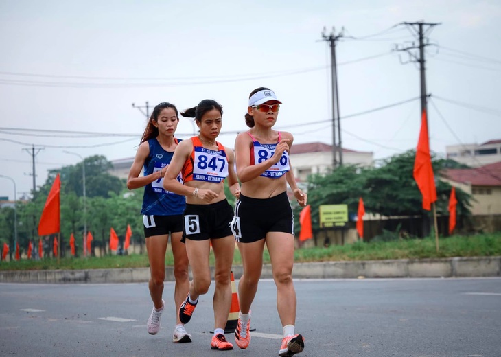 ‘Nữ hoàng đi bộ’ Thanh Phúc và nghị lực phi thường của người phụ nữ Việt - Ảnh 1.