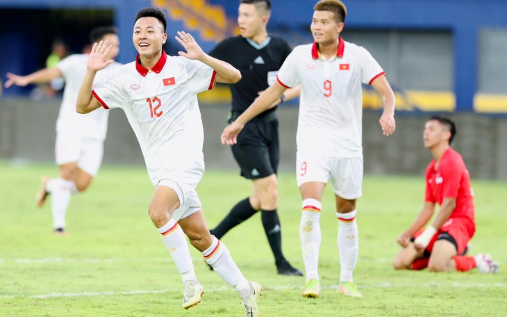 Thắng U22 Singapore 3-1, U22 Việt Nam tạm vươn lên ngôi đầu bảng