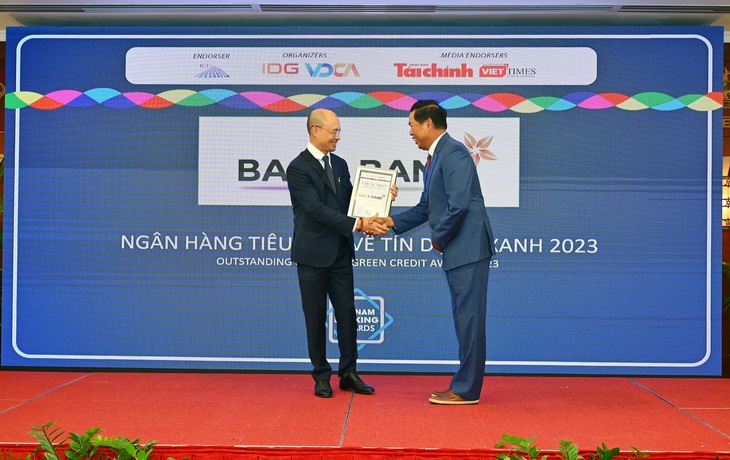 P.TGĐ BAC A BANK Chu Nguyên Bình nhận giải