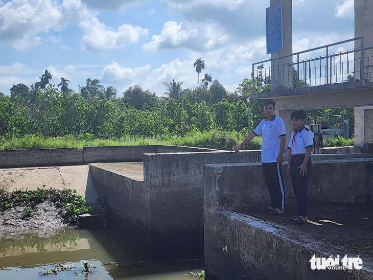 Khen thưởng hai học sinh dũng cảm cứu bạn đuối nước - Ảnh 4.