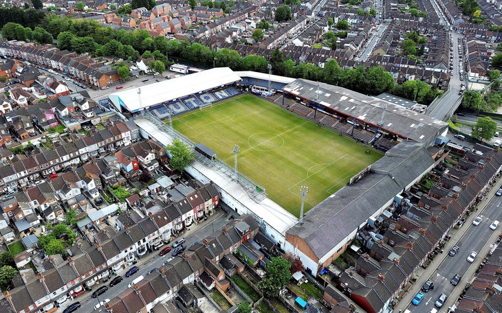 Lạ lùng tân binh Luton Town