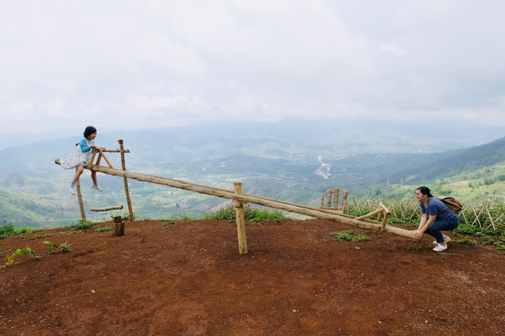 Trẻ em rất thích chơi cùng ba mẹ. Ảnh: QUANG ĐỊNH