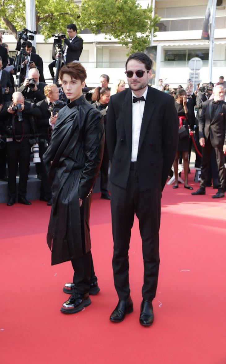 Stylist Việt mặc áo dài trên thảm đỏ Cannes 2023 - Ảnh 3.