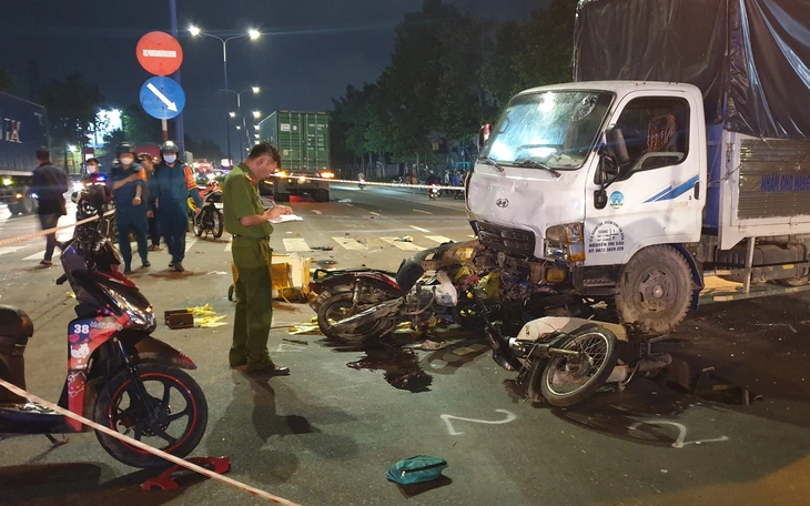Xe tải đông lạnh va chạm xe máy trên quốc lộ, 1 người chết, 1 người bị thương - Ảnh 2.