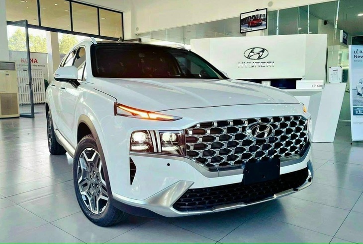 Tin tức giá xe: Hyundai Santa Fe ‘dọn kho’ giảm 200 triệu đồng - Ảnh 1.