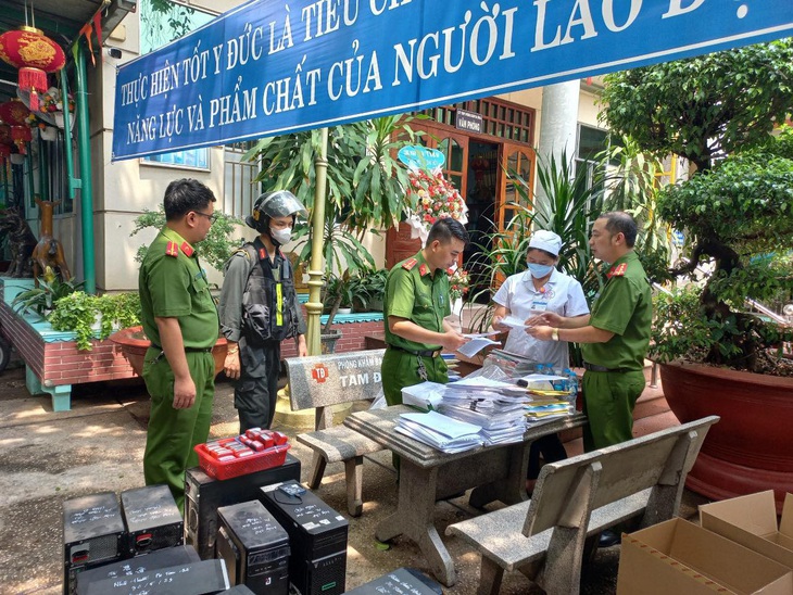 Sau khám xét nhiều cơ sở khám chữa bệnh, thu giữ hàng trăm ngàn giấy chứng nhận ghi khống - Ảnh 1.