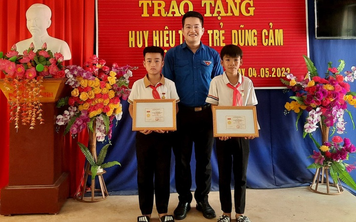 Trao huy hiệu "Tuổi trẻ dũng cảm" cho hai học sinh cứu người đuối nước