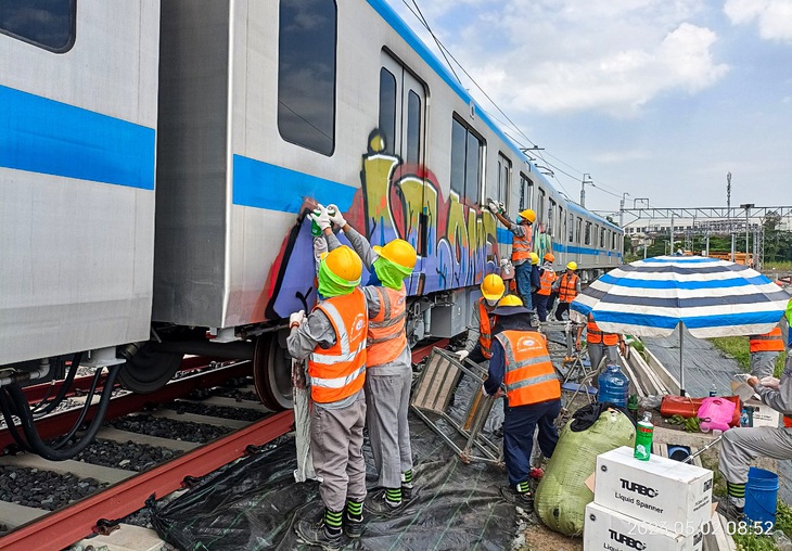 Vẽ bậy lên tàu metro số 1: Dấu hiệu của tội hủy hoại tài sản - Ảnh 3.