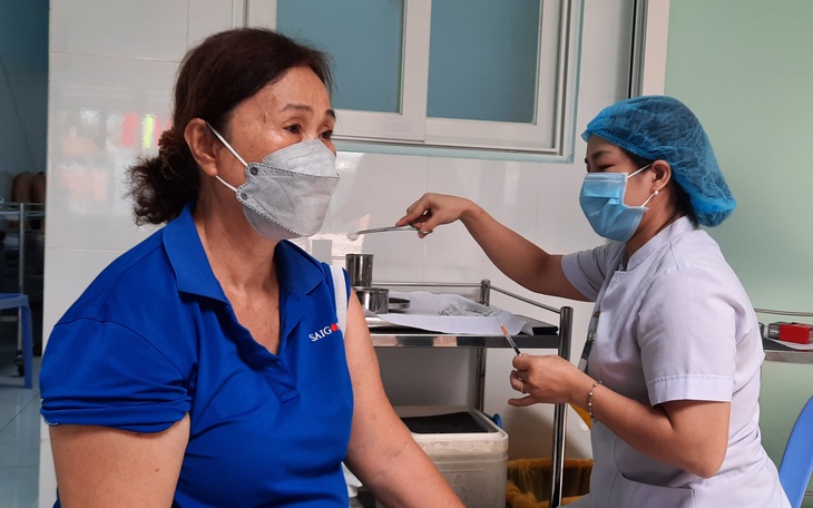 Ca nhiễm tăng, ai cần tiêm thêm vắc xin COVID-19?
