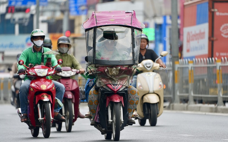 Nam Bộ nắng nóng 39 độ C, người dân tìm đủ cách trú nắng