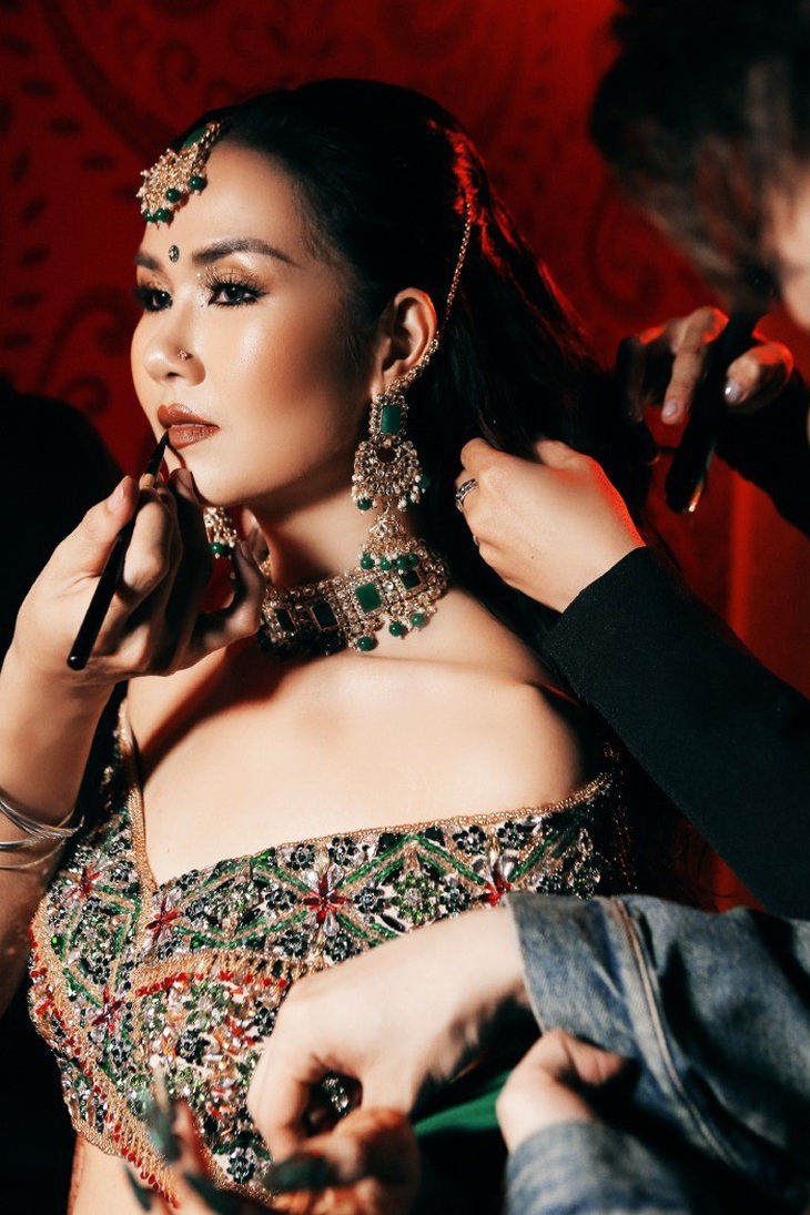 'Hậu trường' đu trend 'Té ngã... Mua không?' - Ảnh 3. Võ Hạ Trâm là người đầu tiên khởi xướng trào lưu hóa "cô dâu Ấn Độ".