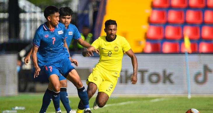 U22 Thái Lan đánh bại Malaysia 2-0 ở SEA Games 32 - Ảnh 1.