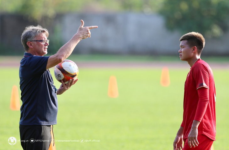 Chuẩn bị đấu U22 Malaysia, HLV Troussier rèn tấn công cho U22 Việt Nam - Ảnh 2.