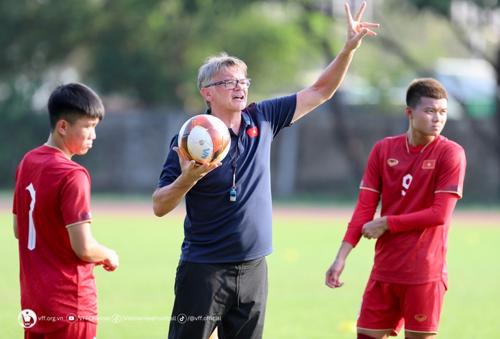 Chuẩn bị đấu U22 Malaysia, HLV Troussier rèn tấn công cho U22 Việt Nam - Ảnh 1.