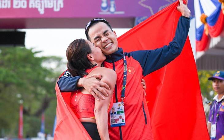 'Hoàng tử', 'nữ hoàng' đi bộ chiến thắng tại SEA Games 32