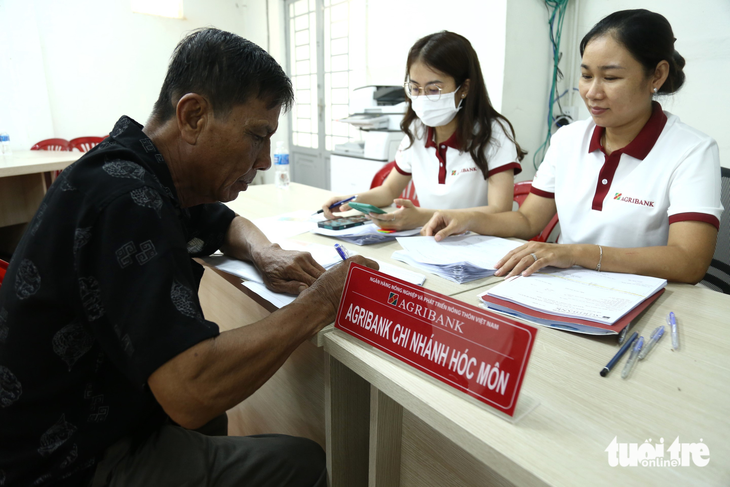 Ngày chủ nhật, người dân vẫn được gọi lên nhận tiền tỉ đền bù đường vành đai 3 TP.HCM - Ảnh 4.