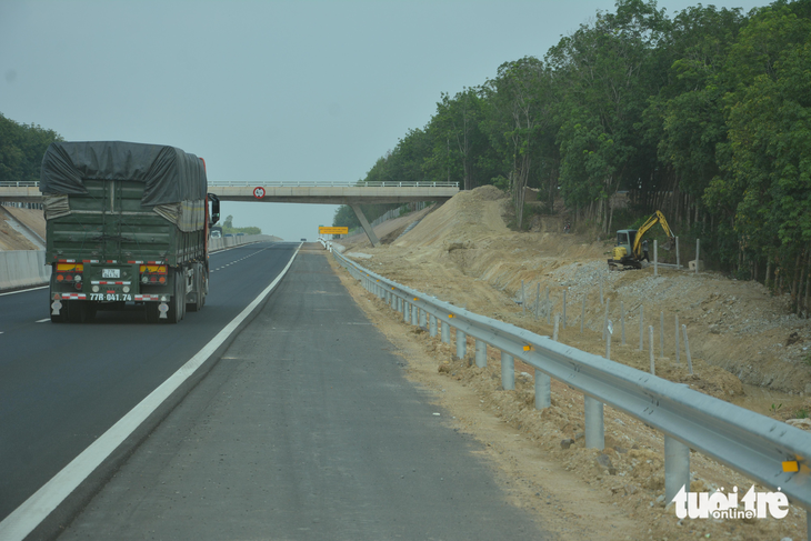 Hình ảnh thi công nguy hiểm trên cao tốc Phan Thiết - Dầu Giây - Ảnh 5.