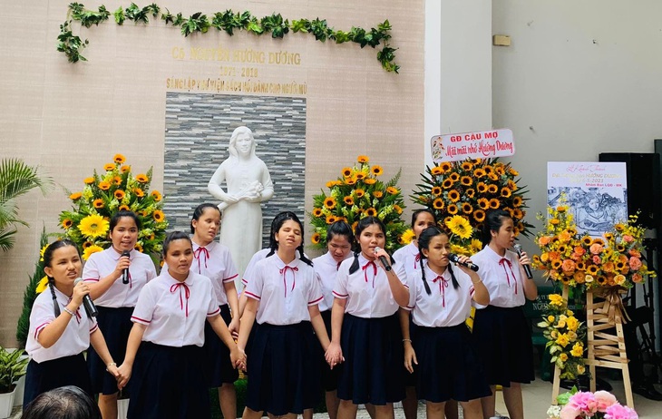 Học sinh Trường Nguyễn Đình Chiểu hát trước tượng Hướng Dương được dựng tại Thư viện sách nói Hướng Dương sáng 6-5 - Ảnh: P.VŨ