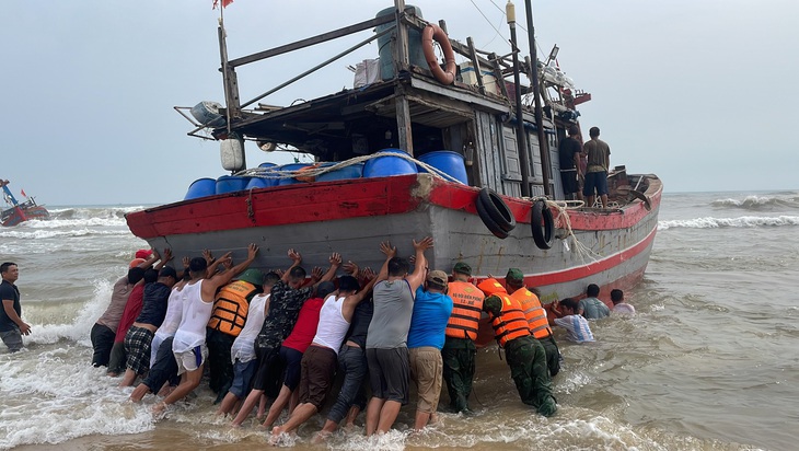 Dông lốc nổi lên giữa đêm đánh chìm hai tàu cá ở Huế - Ảnh 1.