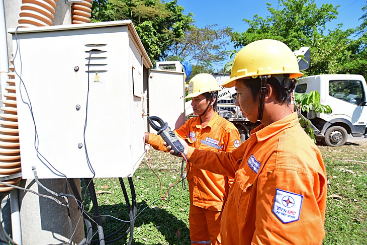 Tiêu thụ điện kỷ lục gần 52.000 MW, Thủ tướng chỉ đạo 'dứt khoát không để thiếu điện' - Ảnh 1. cung ứng điện - Ảnh 1.