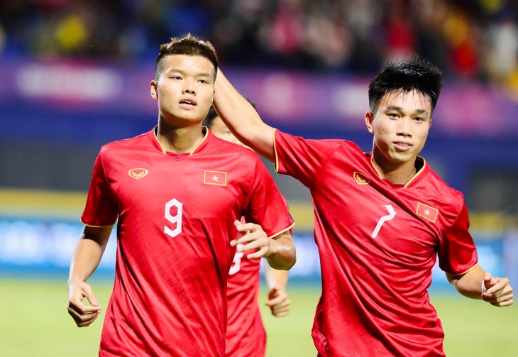 Thắng U22 Malaysia 2-1, U22 Việt Nam vào bán kết SEA Games 32 - Ảnh 1.