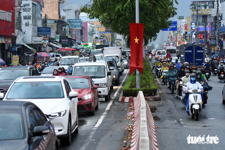 Sau cơn mưa chiều, hàng ngàn người chen chúc nối đuôi nhau về nhà - Ảnh 5.