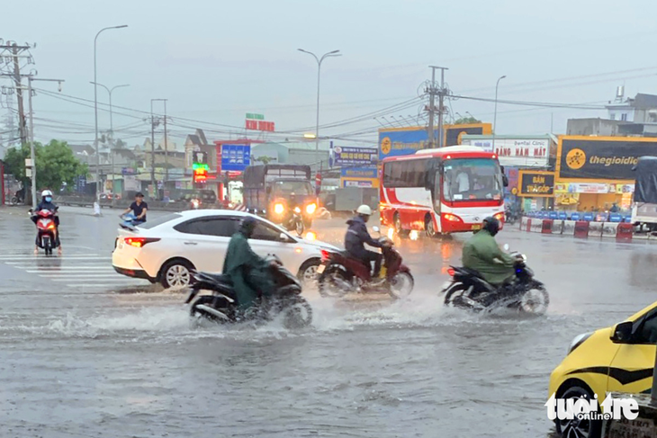 Sau cơn mưa chiều, hàng ngàn người chen chúc nối đuôi nhau về nhà - Ảnh 6.