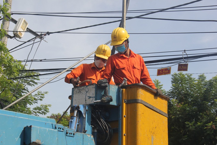 Việc cấp điện mùa nắng nóng năm nay sẽ gặp nhiều khó khăn và được EVN đánh giá là &quot;tình trạng khẩn cấp&quot; - Ảnh: TRƯỜNG TRUNG