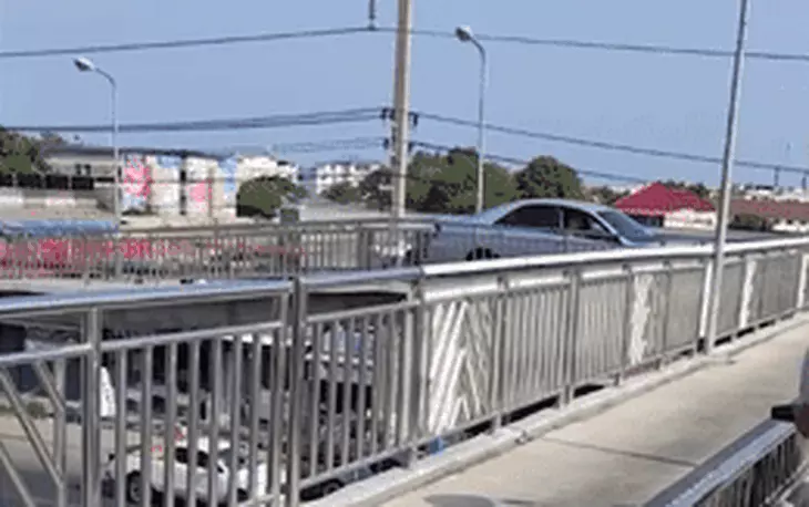 Cầu vượt gác lên nhà dân và sự thật đằng sau - Ảnh 4.