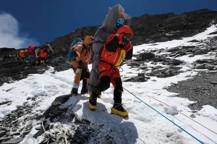 Cứu sống một nhà leo núi trên vùng chết đỉnh Everest - Ảnh 1.