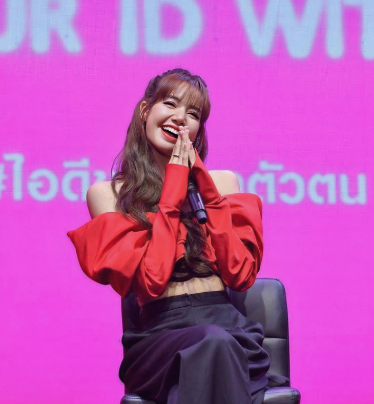 Lisa (BLACKPINK) ngọt ngào trong trang phục của Công Trí - Ảnh 7.