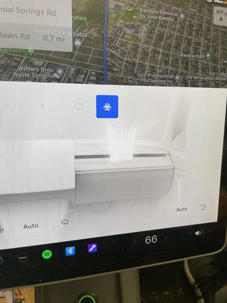 Chủ xe Tesla dùng chế độ chống vũ khí sinh học thoát khói - Ảnh 2.