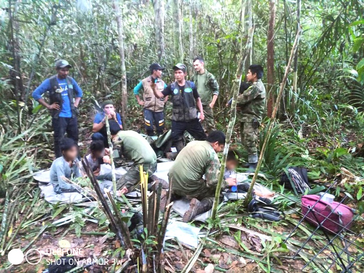 Lực lượng cứu hộ Colombia tìm thấy và chăm sóc ban đầu bốn đứa trẻ tìm thấy trong rừng Amazon sau40 ngày xảy ra tai nạn máy bay rơi - Ảnh: AFP