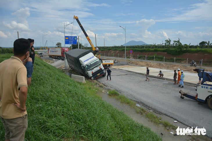 Xe tải sạt lề, nút giao Ba Bàu lên cao tốc Phan Thiết - Dầu Giây kẹt cứng - Ảnh 2.