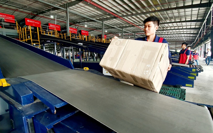 ChatGPT, AI tiến sâu vào logistics, chứng khoán