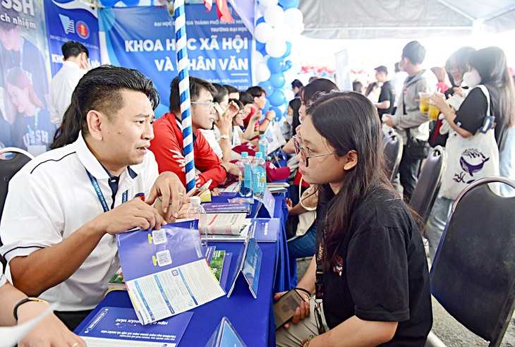 Các ngày hội tư vấn tuyển sinh của báo Tuổi Trẻ đều thu hút nhiều đơn vị giáo dục tham gia. Trong ảnh: Ngày hội tư vấn tuyển sinh - hướng nghiệp 2023 tại TP.HCM có 190 gian tư vấn của các trường, tư vấn trực tiếp cho phụ huynh, học sinh - Ảnh: DUYÊN PHAN