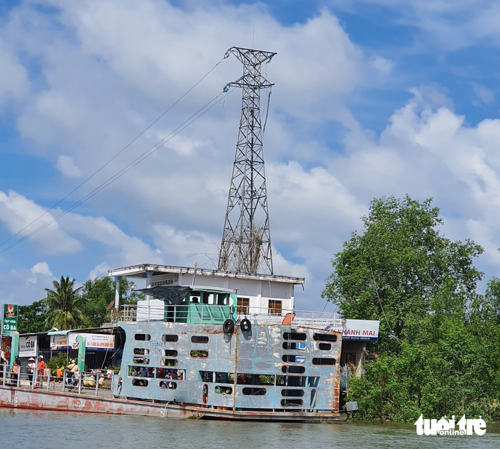 Tàu vướng dây điện trung thế trên sông Tiền, cả xã 16.540 người mất điện - Ảnh 1.