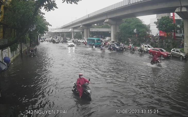 Mưa to sau nhiều ngày oi nóng, phố Hà Nội ngập úng