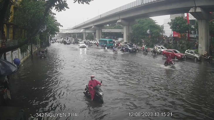 Mưa to sau nhiều ngày oi nóng, phố Hà Nội ngập úng - Ảnh 1.