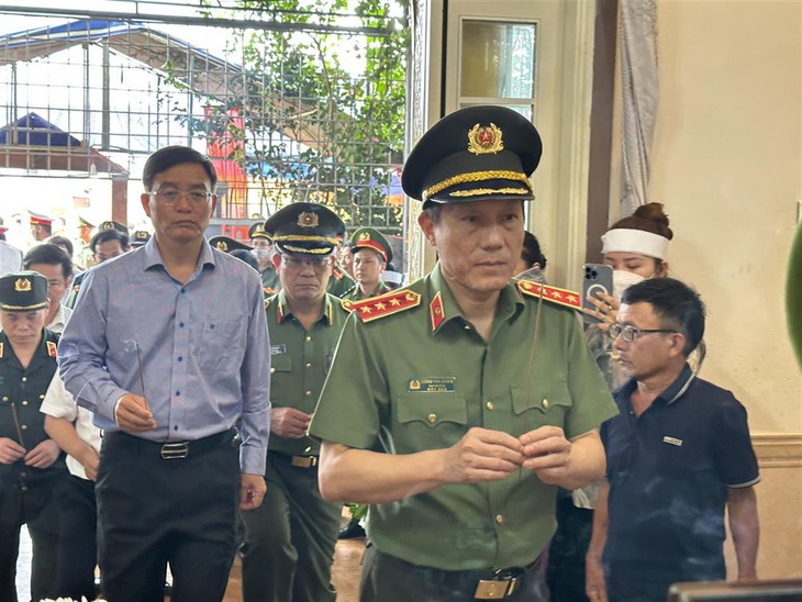 Thứ trưởng Bộ Công an Lương Tam Quang cùng lãnh đạo tỉnh và Công an tỉnh Đắk Lắk đến thăm, viếng các cán bộ Công an xã hi sinh, bị thương trong khi làm nhiệm vụ - Ảnh: Bộ CA