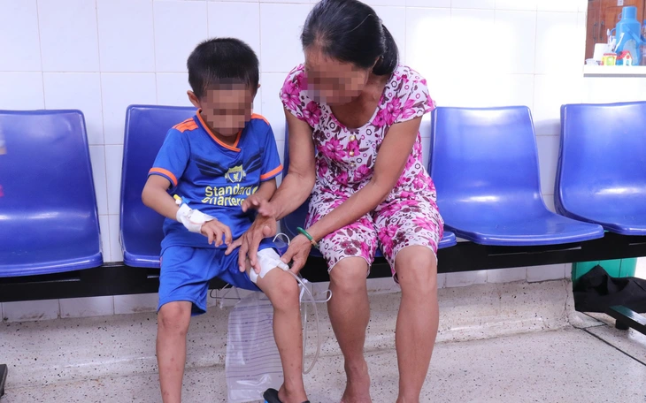 Bé trai tiểu lệch, tiểu khó, có thể là dấu hiệu bệnh lý - Ảnh 2.