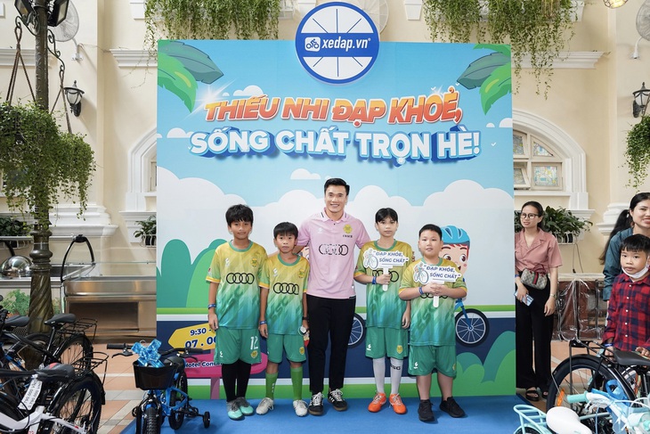 Thủ môn Bùi Tiến Dũng vận động cùng trẻ, vì một mùa hè không điện thoại - Ảnh 1. Thủ môn Bùi Tiến Dũng vận động cùng trẻ, vì một mùa hè không điện thoại - Ảnh 1.