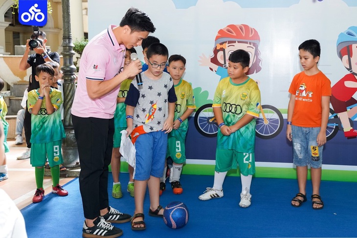 Thủ môn Bùi Tiến Dũng vận động cùng trẻ, vì một mùa hè không điện thoại - Ảnh 2. Thủ môn Bùi Tiến Dũng vận động cùng trẻ, vì một mùa hè không điện thoại - Ảnh 2.