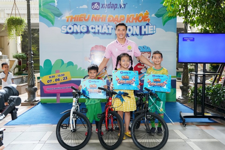 Thủ môn Bùi Tiến Dũng vận động cùng trẻ, vì một mùa hè không điện thoại - Ảnh 4. Thủ môn Bùi Tiến Dũng vận động cùng trẻ, vì một mùa hè không điện thoại - Ảnh 4.
