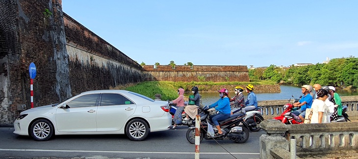 Cả ô tô, xe máy lẫn người đi bộ cùng đi vào cửa thành nhỏ hẹp nên giao thông khu vực này thường bị ùn tắc -  Ảnh: Minh Tự