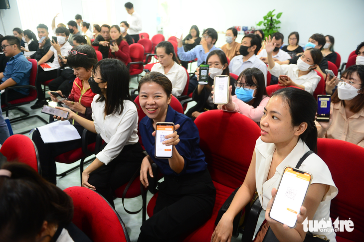 Tiểu thương hào hứng tạo mã VietQR, tập thanh toán không tiền mặt - Ảnh 1.