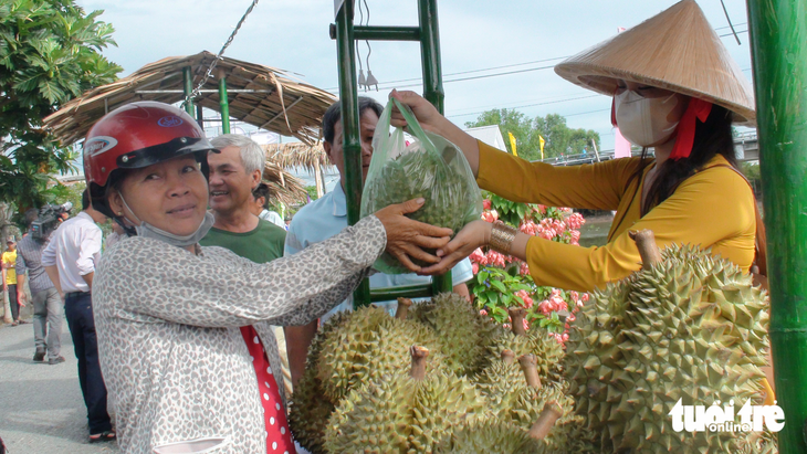 Nông dân thiếu hàng bán trong ngày hội trái sầu riêng - Ảnh 1.