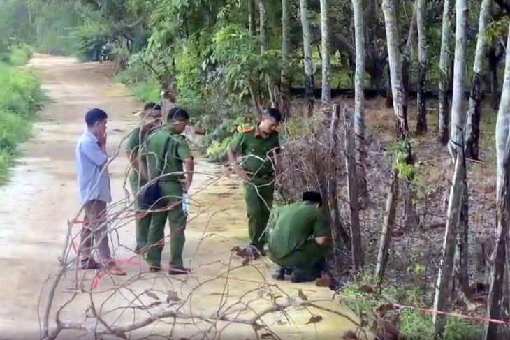 Phát hiện thi thể bé trai mất một chân cạnh lô cao su - Ảnh 1.